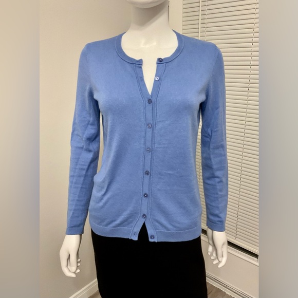 Talbots Legendary cardigan size-XS is an indispensable accessory all year round. - Picture 2 of 10